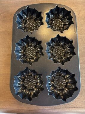 NWOT Nordic Wear Sunflower Cakelet Pan